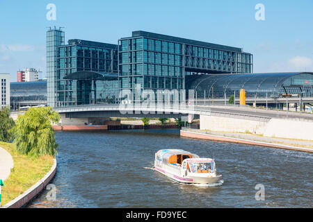 L'Europa, Germania, Berlino, un tour in barca sul fiume Spree, sullo sfondo la Berlin Hauptbahnhof (stazione centrale). Foto Stock