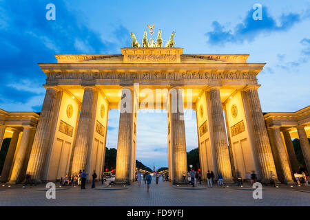 L'Europa, Germania, Berlino, Porta di Brandeburgo al crepuscolo Foto Stock