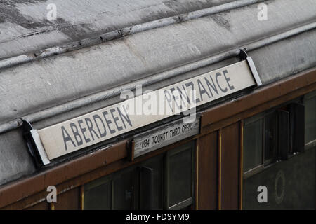 Aberdeen a Penzance come sarebbe stato su questo Gresley corpo in teak carrozza ferroviaria con la vecchia scheda di destinazione Foto Stock