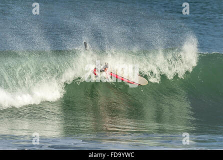 Surfer tergi, Fistral Beach, Cornwall, Regno Unito Foto Stock