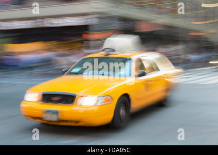 Taxi pan-blur in Times Square NYC. Foto Stock