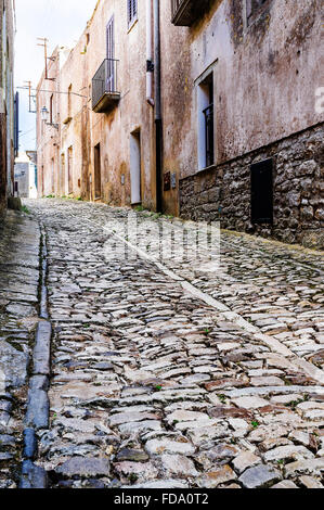 Strada di ciottoli e costruzione di esterni in Erice, città storica e comune in provincia di Trapani, Sicilia, Italia Foto Stock