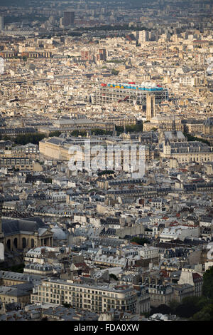 Vista aerea, tetti di 4 ° arrondissement di Parigi, inclusi Ile de la Cite e Centre Georges Pompidou (Centro Pompidou) Foto Stock