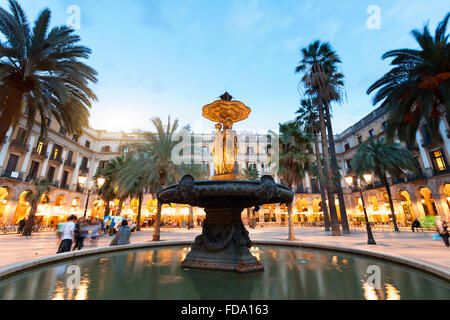 Barcelona, Plaça Reial al crepuscolo Foto Stock