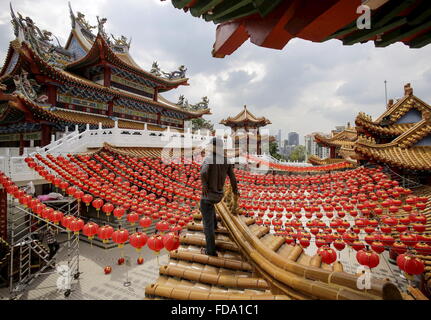 Gen 29, 2016 - Kuala Lumpur, Malesia - un lavoratore preparazione lanterna tradizionali decorazioni a Thean Hou tempio di Kuala Lumpur in Malesia per il prossimo Anno Nuovo cinese il 8 febbraio 2016. (Credito Immagine: © Kamen via ZUMA filo) Foto Stock