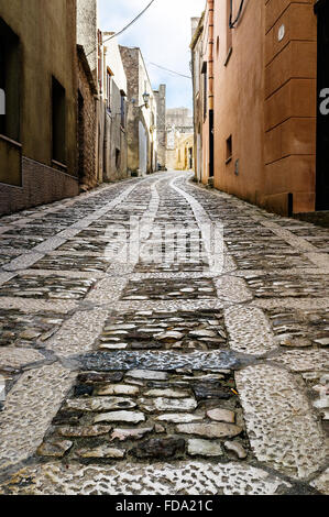 Strada di ciottoli e costruzione di esterni in Erice, città storica e comune in provincia di Trapani, in Sicilia. Foto Stock