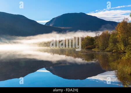 La nebbia la riflessione sul fiume Barduelva, settembre 2015 Foto Stock