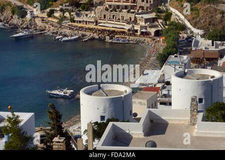 Vecchi Mulini a vento, ristrutturato come alloggi per vacanze al di sopra del villaggio Panteli e spiaggia, LEROS, DODECANNESO isole, Grecia. Foto Stock