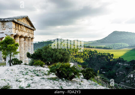 Il Tempio dorico a Segesta, Sicilia costruito alla fine del V secolo A.C. Foto Stock