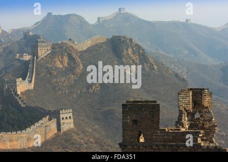 La Grande Muraglia della Cina con torre di avvistamento resti in primo piano, simatai, foto: 10 marzo 2008. Foto Stock