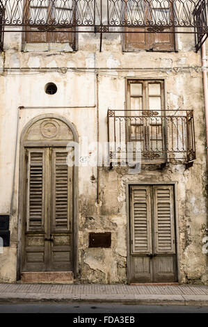 In legno porta anteriore e del ferro battuto balcone del townhouse exterior a Balestrate, in provincia di Palermo, Sicilia, Italia Foto Stock