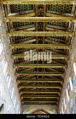 Soffitto in legno della Cattedrale di Monreale in provincia di Palermo, Sicilia Foto Stock