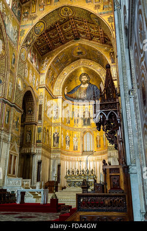 Il soffitto dipinto e altare con organo, Cattedrale di Monreale in provincia di Palermo, Sicilia Foto Stock