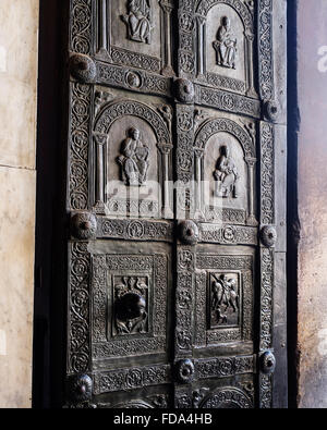 Medieval ferro battuto porta alla Cattedrale di Monreale in provincia di Palermo, Sicilia Foto Stock