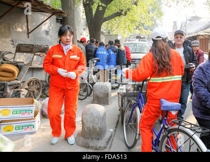 Il popolo cinese a fare la spesa per produrre in un mercato all'aperto nel centro di Pechino, Cina. Foto Stock