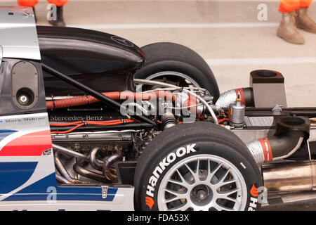 Close-up immagine del motore di una Mercedes CLK GTR internazionale in pit lane a Silverstone, Foto Stock