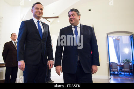 Varsavia, Polonia. 29 gen, 2016. Economia tedesca il Ministro Sigmar GABRIEL (R, SPD) e Presidente polacco Andrzej Duda stare insieme nel corso di una riunione a Varsavia, Polonia, 29 gennaio 2016. Gabriele è in un giorno di viaggio in Polonia a visitare la città di Varsavia e Wroclaw. Foto: Bernd von Jutrczenka/dpa/Alamy Live News Foto Stock