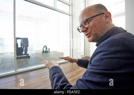 Oliver Kornhoff, direttore del Museo Arp Bahnhof Rolandseck, in Remagen, Germania, 15 dicembre 2015. Foto: THOMAS FREY/DPA Foto Stock