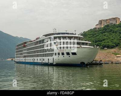 Il fiume di Yangtze Oro 8 nave da crociera ormeggiate vicino Badong alla confluenza del fiume Yangtze e Torrente Shennong Cina Foto Stock