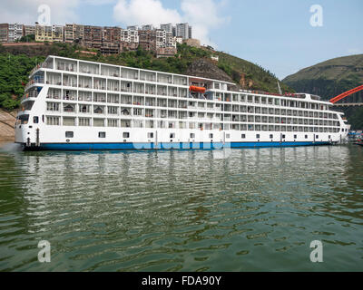 Il fiume di Yangtze Oro 8 nave da crociera ormeggiate vicino Badong alla confluenza del fiume Yangtze e Torrente Shennong Cina Foto Stock