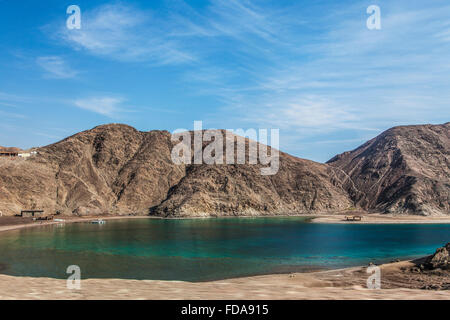 Un ingresso del golfo di Aqaba vicino a Taba sulla penisola del Sinai in Egitto. Foto Stock