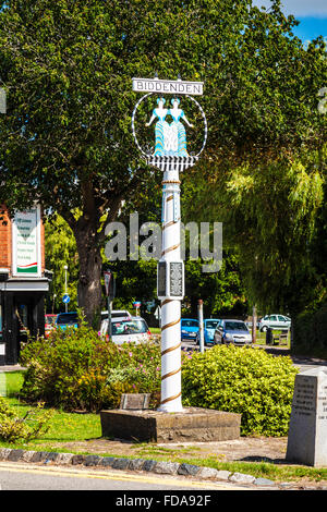 Il villaggio di orientamento per raccontare la storia dei gemelli siamesi sapere come Biddenden cameriere in Kentish village di Biddenden. Foto Stock