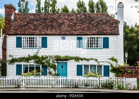 Un bianco clapperboard casa nel grazioso villaggio di Biddenden nel Kent. Foto Stock