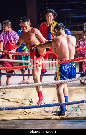 Kick-boxer eseguendo al Rose Garden Resort di intrattenimento Foto Stock