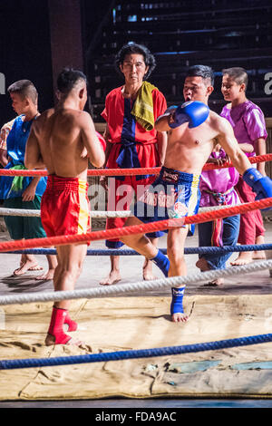 Kick-boxer eseguendo al Rose Garden Resort di intrattenimento Foto Stock