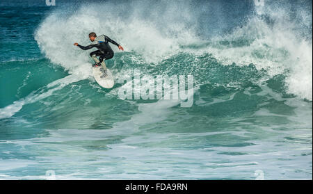Surfer wave riding, Fistral Beach, Cornwall, Regno Unito Foto Stock