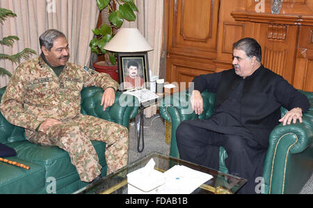 Chief Minister Nawab Balochistan Sana Ullah Zehri scambiando il suo punto di vista con il Comandante del Comando meridionale generale Amir Riaz durante la riunione in CM casa il Venerdì, 29 gennaio 2016. Foto Stock