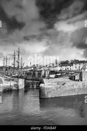 Moody cieli di Charlestown Harbour, con Tall Ships Foto Stock