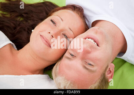 Immagine di carino coppia giovane relax su una coperta picnic. Foto Stock