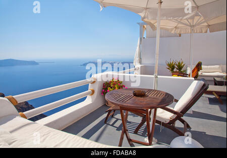 Vista mozzafiato della caldera da un balcone a Imerovigli, Santorini, Grecia. Foto Stock