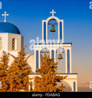 Una cupola blu chiesa situata a Exo Gonia sull'isola greca di Santorini. Foto Stock