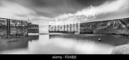 Riflessioni in acque basse, Charlestown Harbour, Cornwall Foto Stock