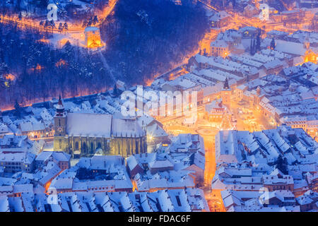 Brasov, Romania. Arial vista della Chiesa Nera e la piazza della città durante il periodo invernale. Foto Stock