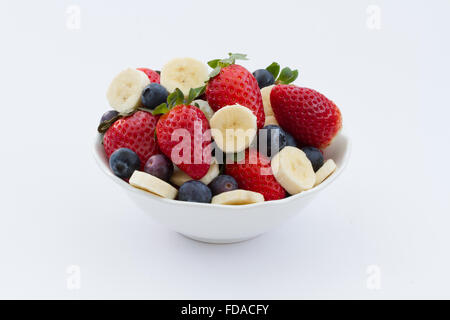 Un bollée di frutta fresca inclusa, fragole, mirtilli e banane. ingredienti per fare un frullato di fruttato. Foto Stock