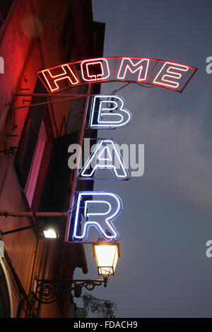 Genova, Italia, insegna al neon per la casa Bar a Genova Foto Stock