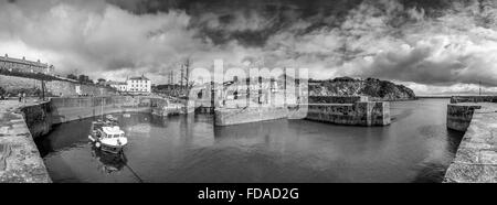 Moody cieli di Charlestown Harbour, Cornwall Foto Stock