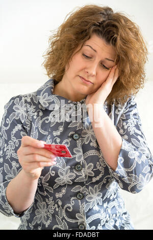 Sconvolto donna con carta di credito Foto Stock