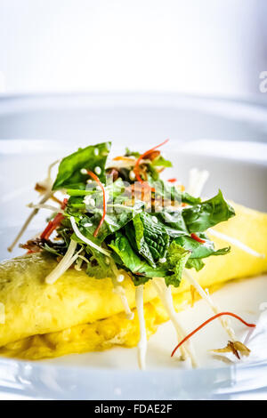 Sydney omelette di granchio, funghi Enoki e insalata di erbe, Miso Brodo di senape Foto Stock