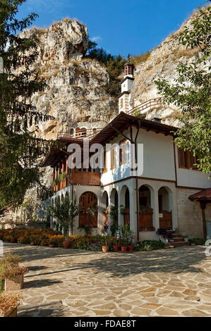 Il monastero di roccia 'St Dimitrii di Basarbovo', Bulgaria. Cupola della chiesa. Piccola chiesa rupestre.Si trova in una pittoresca vallata Foto Stock