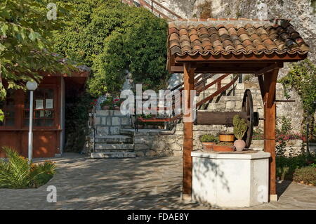 Cortile del monastero di roccia 'St Dimitrii di Basarbovo' con draw-e. Si trova in una pittoresca vallata del Rusenski Lom Foto Stock