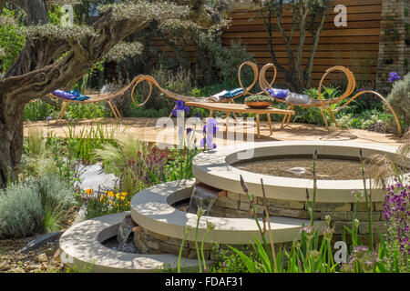 Cenere contemporaneo di posti a sedere su un legno decking. Royal Bank of Canada giardino disegnato da Matthew Wilson . RHS Chelsea flower show Foto Stock