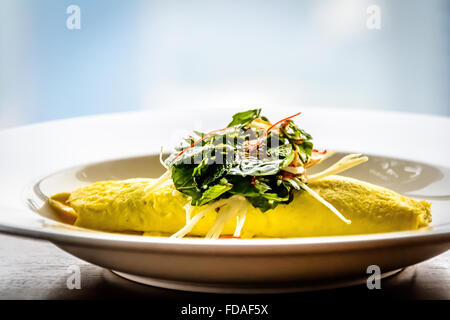 Sydney omelette di granchio, funghi Enoki e insalata di erbe, Miso Brodo di senape Foto Stock