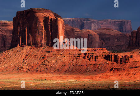 Le formazioni rocciose, Elephant Butte, dopo la tempesta, nuvole, luce della sera, il parco tribale Navajo Monument Valley, Arizona, Stati Uniti d'America Foto Stock