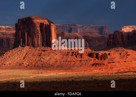 Le formazioni rocciose, Elephant Butte, dopo la tempesta, nuvole, luce della sera, il parco tribale Navajo Monument Valley, Arizona, Stati Uniti d'America Foto Stock