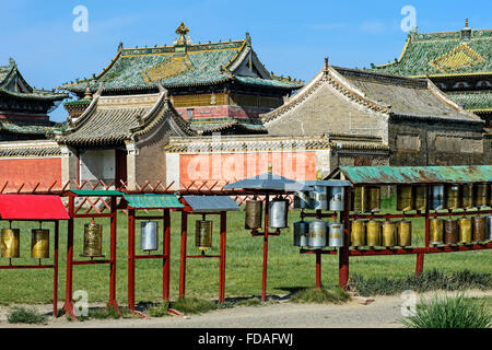 Ruote della preghiera, tre principali templi, Erdene Zuu monastero, Kharkhorin, Sito Patrimonio Mondiale dell'UNESCO Orkhon Valley Foto Stock