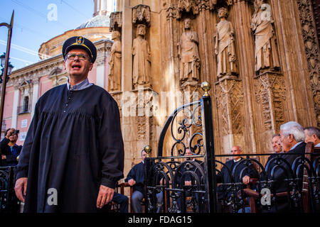 Incontro del "Tribunal de las Aguas (acqua corte) presso la Puerta de los Apóstoles (porta degli Apostoli),Cattedrale,Valencia,SP Foto Stock